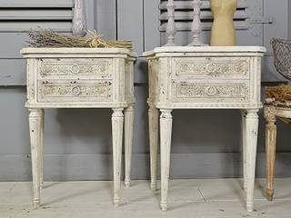 Pair of Heavily Aged & Distressed Vintage French Louis XVI Bedside Tables (White), The Treasure Trove Shabby Chic & Vintage Furniture The Treasure Trove Shabby Chic & Vintage Furniture Rustikale Schlafzimmer Holz Weiß
