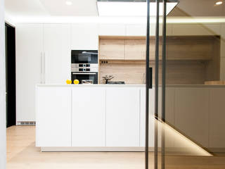 Casa BCS, Alicante, yuû arquitectura yuû arquitectura Built-in kitchens Wood Wood effect