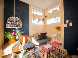 Een duurzaam ingericht tiny house., interior for tomorrow interior for tomorrow Scandinavian style living room