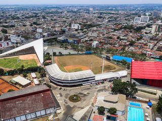 DIAMANTE DE SOFTBALL SIMÓN CARBONELL TOWSEND, Cadavid Arquitectos Cadavid Arquitectos Modern gym