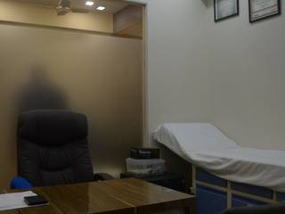 Clinic, Chembur, SPACE DESIGN STUDIOS SPACE DESIGN STUDIOS Estudios y bibliotecas de estilo minimalista