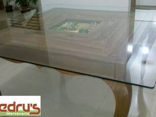 Mesa em Madeira Maciça com nicho para arranjo com pés ornamentado, Cedrus Marcenaria Cedrus Marcenaria Kitchen Solid Wood Multicolored