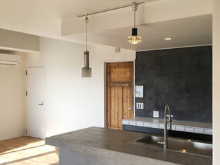 キッチンを中心とした家, 宇和建築設計事務所 宇和建築設計事務所 Kitchen Concrete