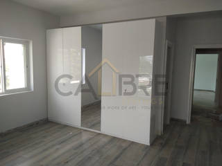 High Gloss mirror finish wardrobes, Calibre livings Calibre livings Small bedroom Інженерне дерево Прозорий