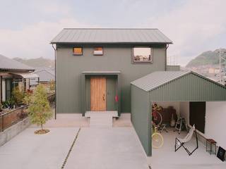 ガレージでDIYを楽しむ家, ＥＬホーム/KURASU HOUSE ＥＬホーム/KURASU HOUSE 木造住宅 金属 緑