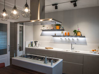 Ristrutturazione "Chiavi in Mano" cucina con isola, Latina, LT, A+A Architects, Arch. Antonella Ciavardini A+A Architects, Arch. Antonella Ciavardini Modern Kitchen