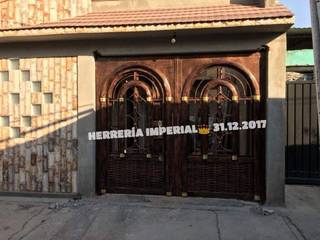 Portones Coloniales., Herreria y Aluminio Imperial Herreria y Aluminio Imperial ประตูโรงรถ เหล็ก