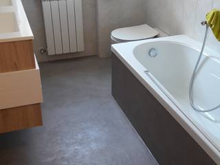 Pavimento bagno in resina cementizia posata su piastrelle pre-esistenti SENZA DEMOLIRE nulla, EVOLUZIONE sc EVOLUZIONE sc Moderne Badezimmer Beton