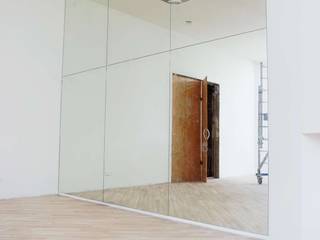 Lustro na całą ścianę, Moje Szkło Moje Szkło Paredes y pisos de estilo moderno Vidrio