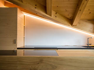 Nuovo Impianto di illuminazione domestico a LED per casa in montagna, Monico Impianti Monico Impianti Inbouwkeukens Hout Bruin