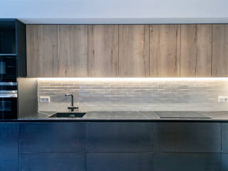 Vivienda renovada en calle Nàpols de Barcelona, Grupo Inventia Grupo Inventia Modern Kitchen Wood-Plastic Composite Wood effect
