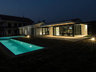 Villa con serramenti in alluminio Schuco, Modoal Modoal 모던스타일 창문 & 문 알루미늄 / 아연