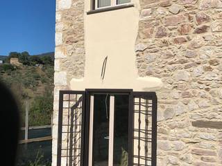 Ristrutturazione del casale di campagna con infissi in pvc Schuco, Modoal Modoal Rustic style windows & doors Wood-Plastic Composite