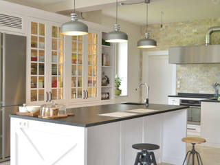 Otwarta biała kuchnia z wyspą w stylu klasycznym, Stolarka Zapert Stolarka Zapert Classic style kitchen