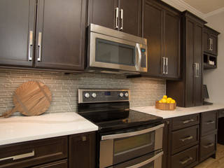 NEW KITCHEN FOR A RETIRED DIRECTOR, LaPorta Studio LaPorta Studio Built-in kitchens Glass