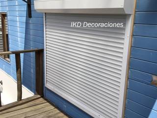 Persianas Exteriores, IKD Decoraciones IKD Decoraciones Minimalistyczny balkon, taras i weranda Aluminium/Cynk Biały