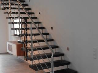 Kenngott-Treppe in schwarzem Granit mit Edelstahlgeländer, Treppenbau Biehler Treppenbau Biehler Сходи
