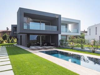 Villa bifamiliare moderna con doppia piscina, Costruire Bio Costruire Bio Modern home