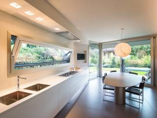 Villa bifamiliare moderna con doppia piscina, Costruire Bio Costruire Bio Kitchen