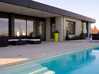 Conception d'une villa, selarl Marc RINUCCINI architecte selarl Marc RINUCCINI architecte Garden Pool Concrete