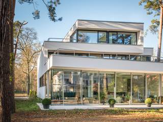Villa im Bauhausstil in Berlin-Zehlendorf, Avantecture GmbH Avantecture GmbH Villas