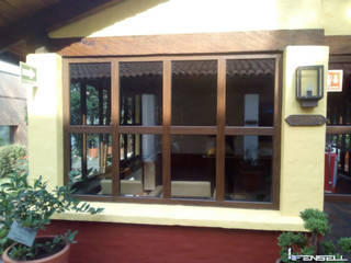 Proyecto Merck, FENSELL FENSELL Colonial windows & doors Plastic Wood effect