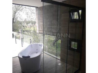 BARANDA DE VIDRIO PARA TERRAZA Y BAÑO EN LAS CORZUELAS - CÓRDOBA ARGENTINA, HOFMANN - DESARROLLOS EN VIDRIO Y METAL HOFMANN - DESARROLLOS EN VIDRIO Y METAL Modern bathroom Glass