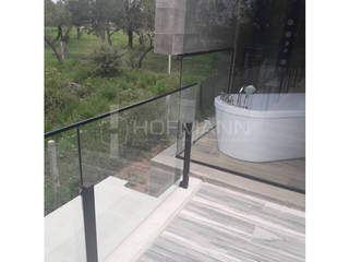 BARANDA DE VIDRIO PARA TERRAZA Y BAÑO EN LAS CORZUELAS - CÓRDOBA ARGENTINA, HOFMANN - DESARROLLOS EN VIDRIO Y METAL HOFMANN - DESARROLLOS EN VIDRIO Y METAL Balcony Glass