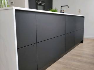 Greeploze keuken in zwart/wit kleurencombinatie, STOX Vloeren & Keukens STOX Vloeren & Keukens Moderne keukens