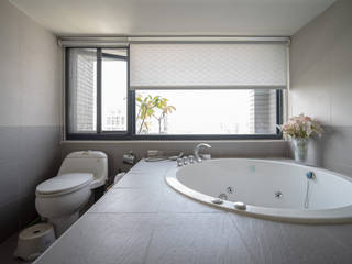 Jyue's Bathroom | Black, White & Grey, 有隅空間規劃所 有隅空間規劃所 Baños de estilo moderno Azulejos