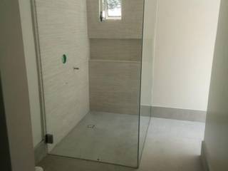 casa tita, INSU GLASS SA DE CV INSU GLASS SA DE CV Baños de estilo moderno