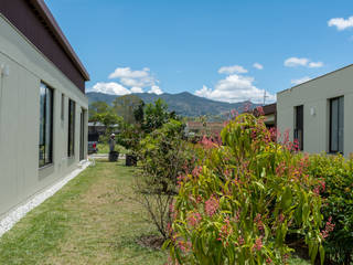 Diseño Bosque Nativo Cliente Llanogrande - Antioquia, TERRA Prados y jardines TERRA Prados y jardines Country style garden