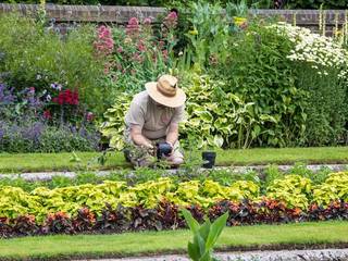 Gardeners Reading, Right Gardeners Reading Right Gardeners Reading Classic style garden