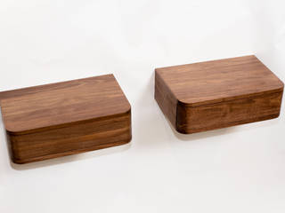 Nachtkastje gemaakt van Amerikaans notenhout, MO&U MO&U Nowoczesna sypialnia Drewno O efekcie drewna