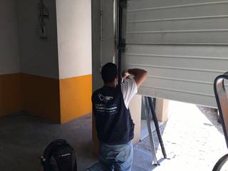 Instalação / Assistência técnica de portas e automatismos, EletroDouro EletroDouro Garagedeur Spaanplaat