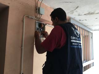 Instalação / Assistência técnica de portas e automatismos, EletroDouro EletroDouro Cửa nhà để xe Ván