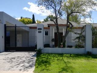 Vivienda de imagen clásica y distribución moderna., MCG.arq MCG.arq Cabanes en bois Ardoise