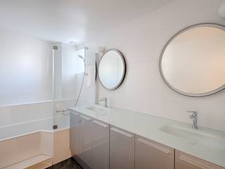 Appartement rue de Téhéran 75008 Paris, Philippe Conzade Philippe Conzade Phòng tắm phong cách hiện đại