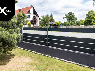 Black and white. Nowoczesne ogrodzenie aluminiowe Xcel, XCEL Fence XCEL Fence สวนหน้าบ้าน