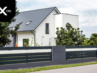 Black and white. Nowoczesne ogrodzenie aluminiowe Xcel, XCEL Fence XCEL Fence Voortuin