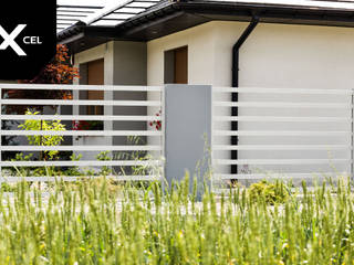 Hello Sunshine. Lekkie ogrodzenie aluminiowe, XCEL Fence XCEL Fence สวนหน้าบ้าน