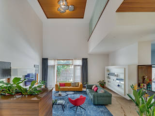 The house with an amphitheatre, M9 Design Studio M9 Design Studio Ruang Keluarga Gaya Eklektik