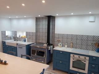 Superbe cuisine blanche et bleu avec plan de tavail en DEKTON AURA (15). , STONE CLASS STONE CLASS Cucina in stile rustico
