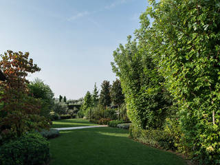 Giardino realizzato da Lizzeri in provincia di Brescia., Lizzeri S.n.c. Lizzeri S.n.c. Jardines en la fachada