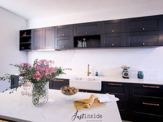 Une maison haute en couleurs, justinside justinside Built-in kitchens سنگ مرمر