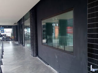 Proyecto Televisa monterrey, FENSELL FENSELL Moderne Fenster & Türen Plastik Schwarz