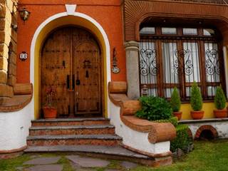 Fachada. cúpe Casas coloniales fachada madera, portones madera, colonial rustico