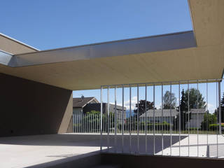 Wohnhaus P, schroetter-lenzi Architekten schroetter-lenzi Architekten Modern balcony, veranda & terrace Aluminium/Zinc