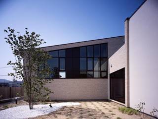 House in Okayama, イクスデザイン / iks design イクスデザイン / iks design モダンな庭 タイル