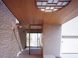 House in Okayama, イクスデザイン / iks design イクスデザイン / iks design モダンスタイルの 玄関&廊下&階段 無垢材 多色
